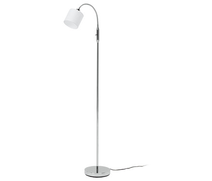 Stojaca lampa s bielym tienidlom a chrómovanou konštrukciou.