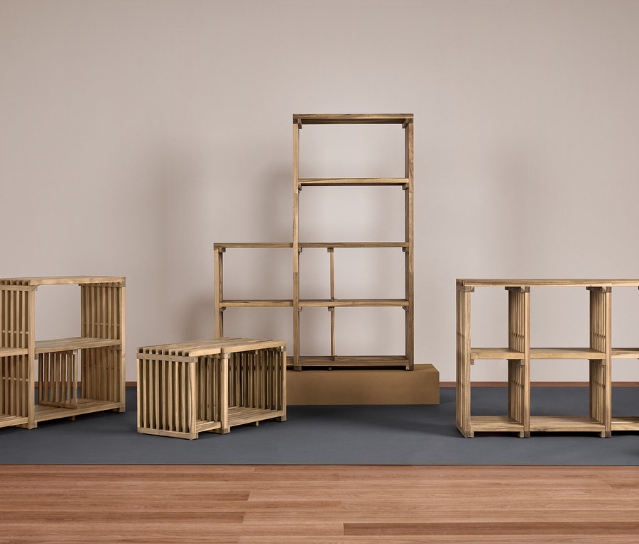 Štyri drevené regály rôznych veľkostí na sivej podložke na drevenej podlahe.