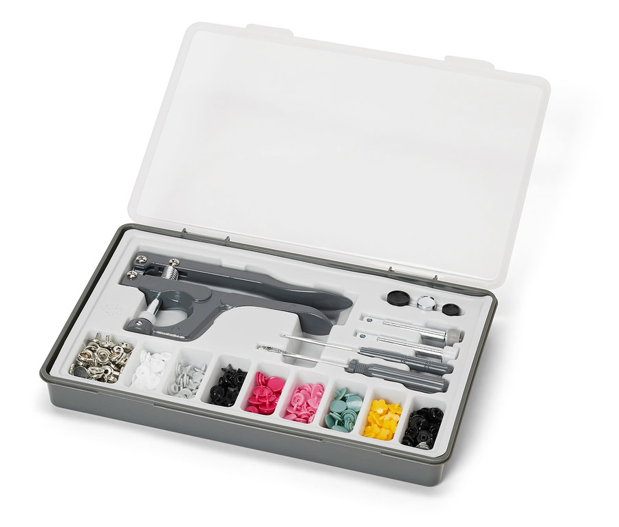 Otvorená sivá krabička s priehľadným vekom, obsahujúca sadu Druckknopf-Set.