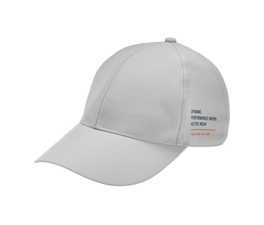Svetlosivá športová šiltovka s nápisom na boku.
