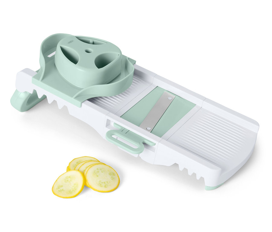 Strúhadlo na zeleninu s plátkami žltej cukety.