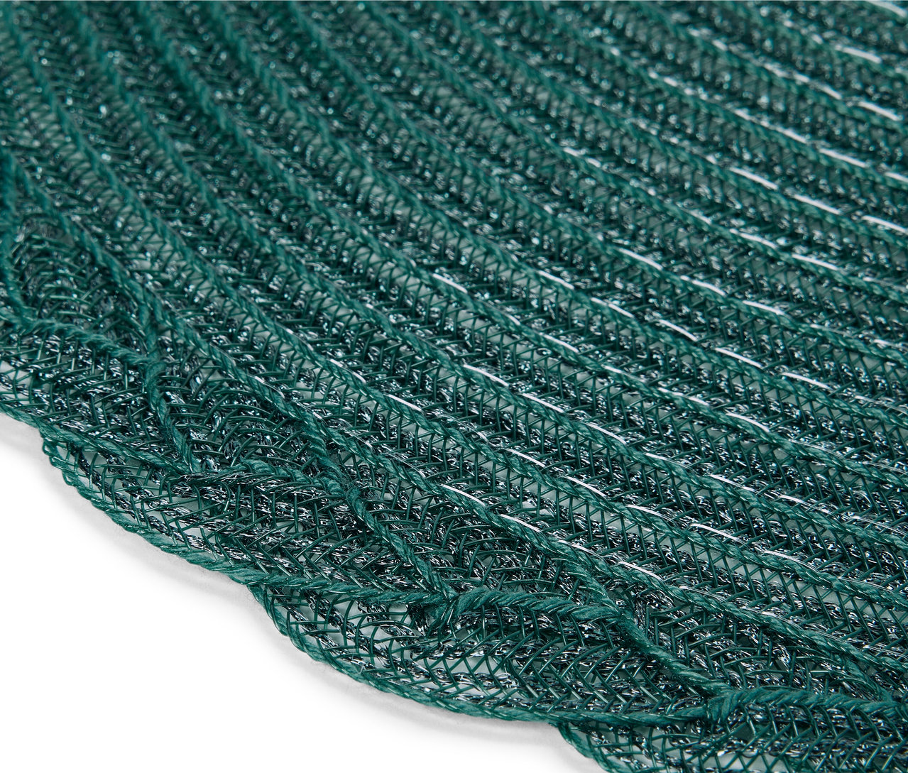 Detailný pohľad na tmavozelenú háčkovanú podložku s vlnitým okrajom.