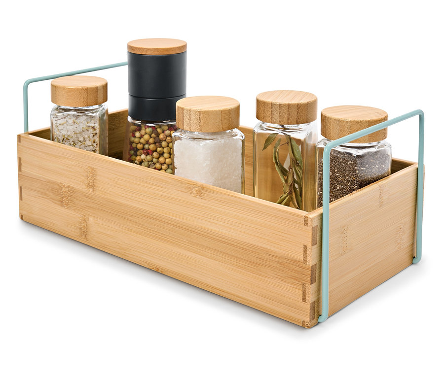 Bambusová krabička s piatimi sklenenými nádobami a viečkami z prírodného dreva, obsahujúca soľ, korenie a koreniny.