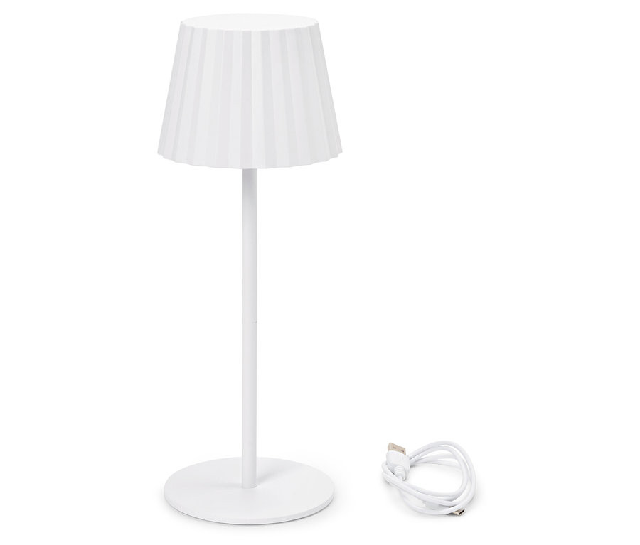 Biela lampa s plisovaným tienidlom a USB káblom.