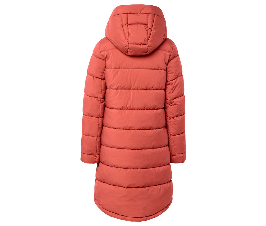 Pohľad zozadu na dlhú prešívanú bundu s kapucňou v koralovej farbe.