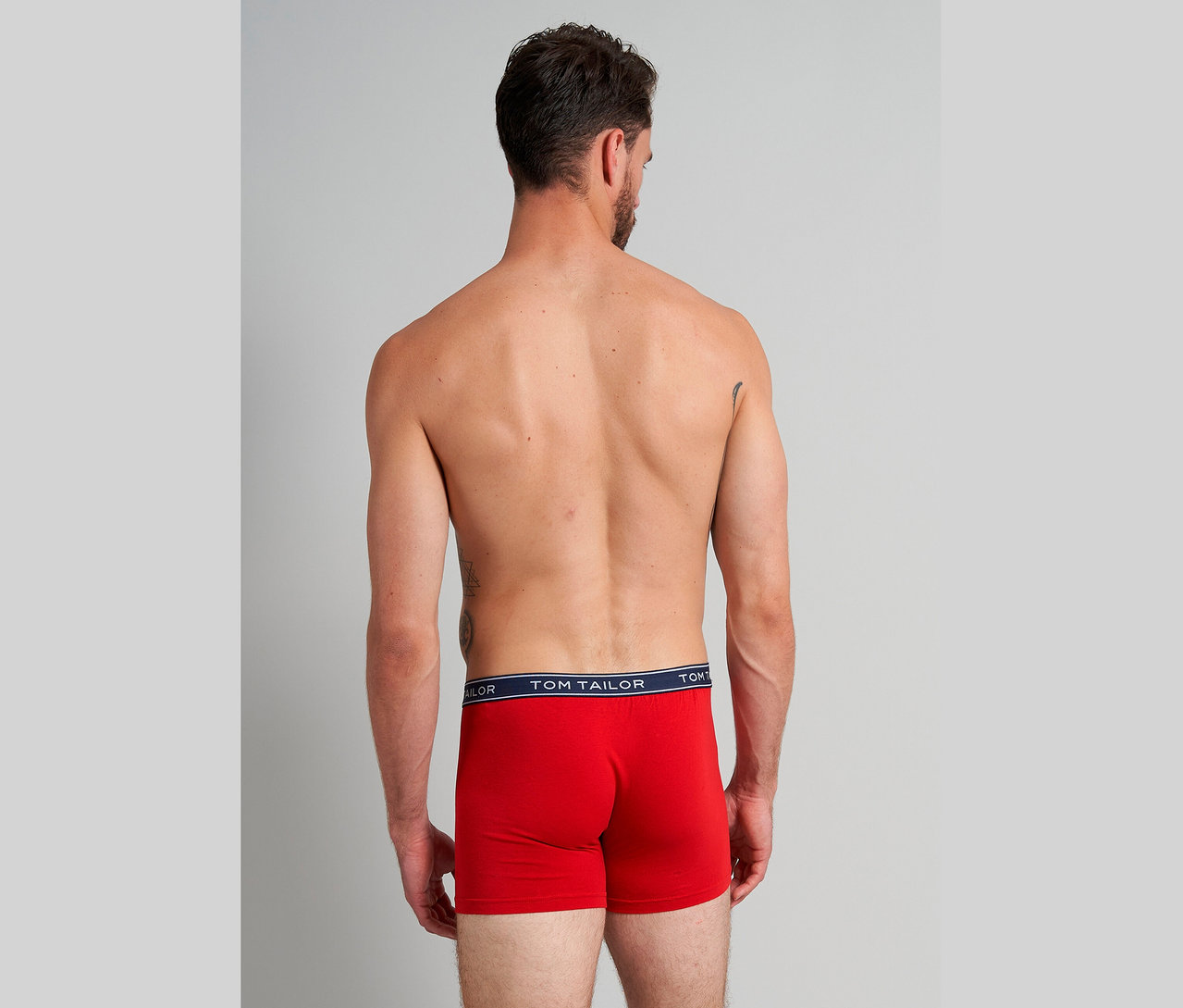Pohľad zozadu na muža v červených boxerkách Tom Tailor.