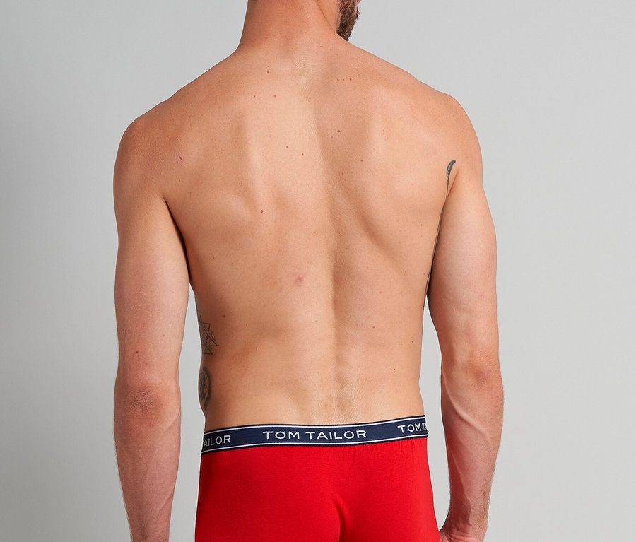 Pohľad zozadu na muža v červených boxerkách Tom Tailor.