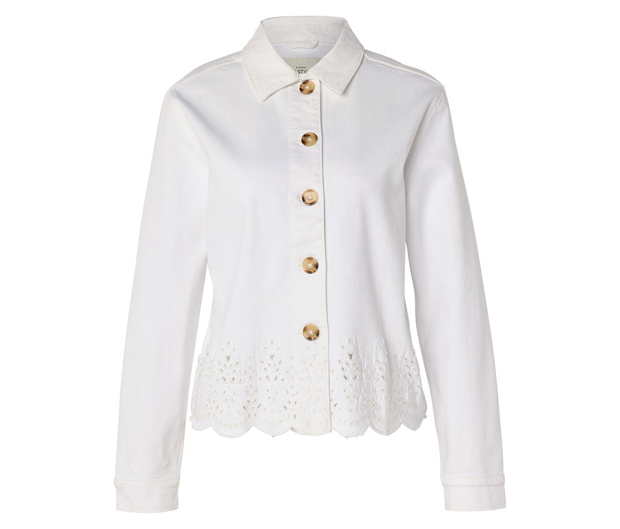 Biela košeľa s dlhými rukávmi a gombíkmi.