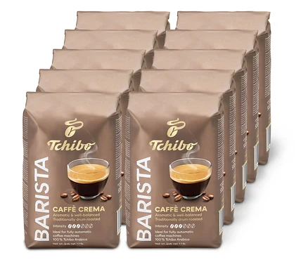 Na poličke je usporiadaných niekoľko balení kávových zŕn Tchibo Barista Caffè Crema.