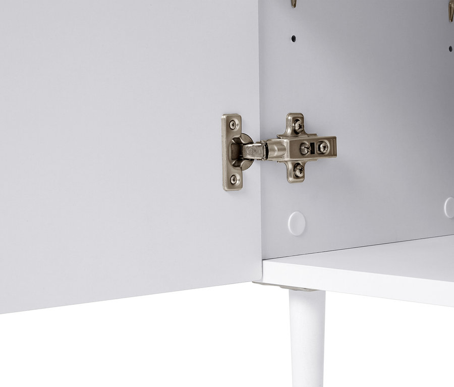 Detailný záber na skrinku s otvorenými bielymi dverami a strieborným závesom.