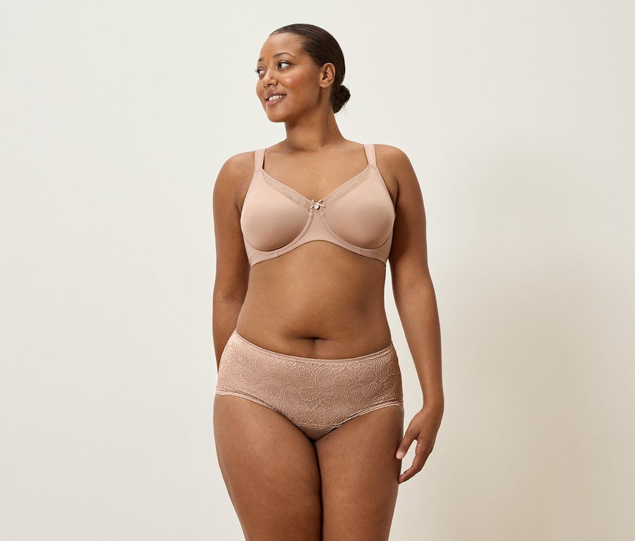 Žena má na sebe telovú podprsenku a čipkované nohavičky.