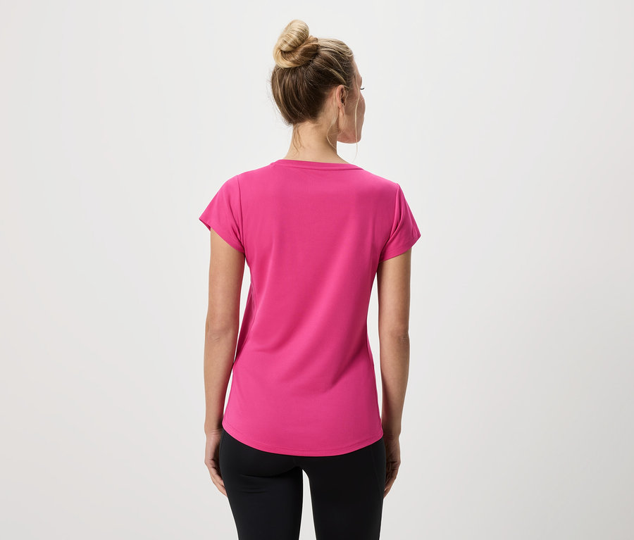 Pohľad zozadu na ženu s drdolom, ktorá má na sebe ružové tričko a čierne legíny.