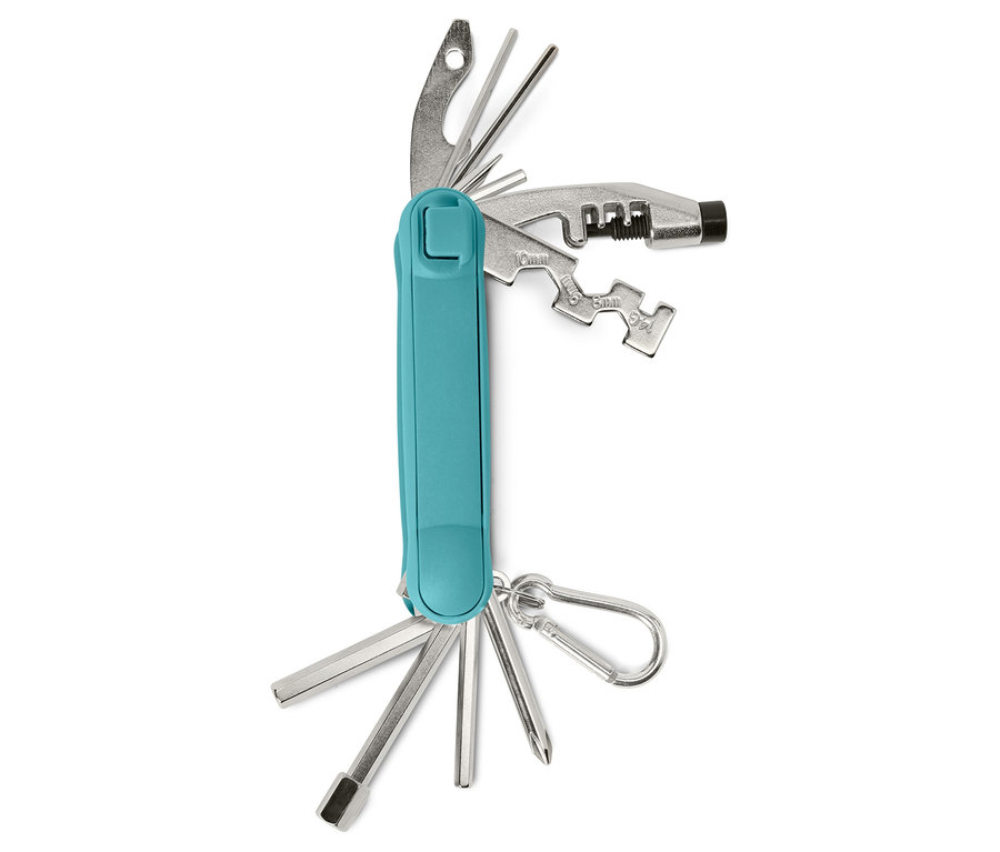 Detailný záber multifunkčného nástroja s modrou rukoväťou a rôznymi nástrojmi z nehrdzavejúcej ocele, vrátane skrutkovačov, imbusových kľúčov a nitovača reťaze, na bielom pozadí.
