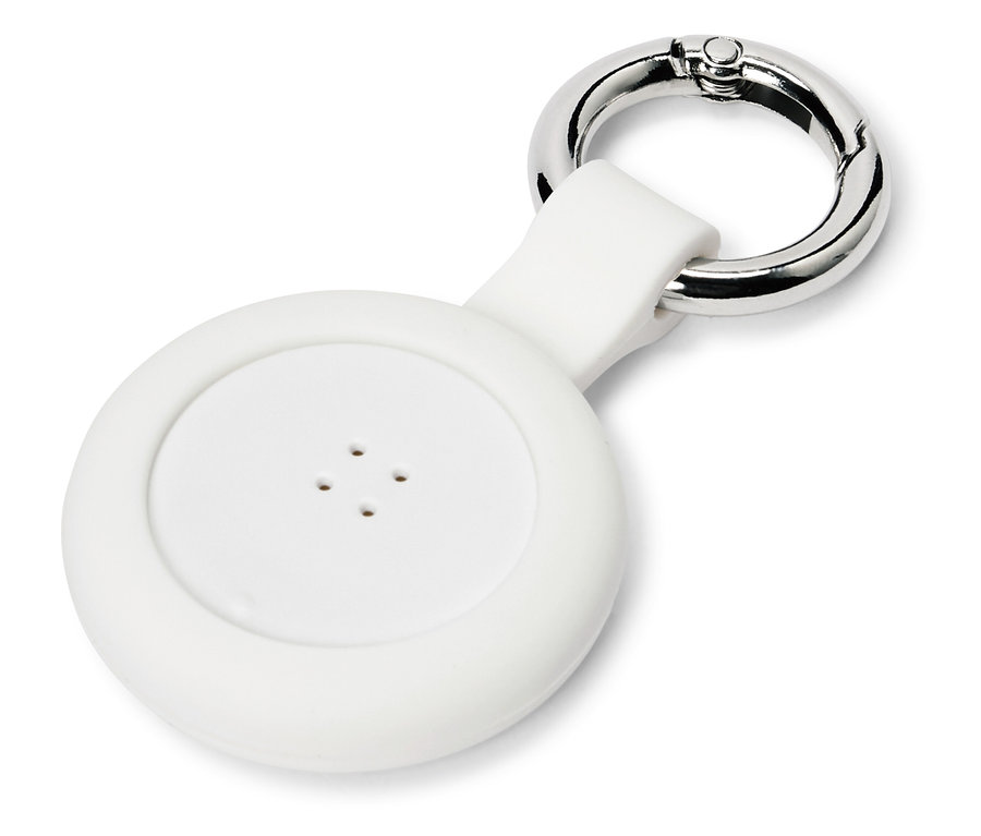 Detailný záber na biele okrúhle lokalizačné zariadenie so štyrmi otvormi a striebornou karabínou.