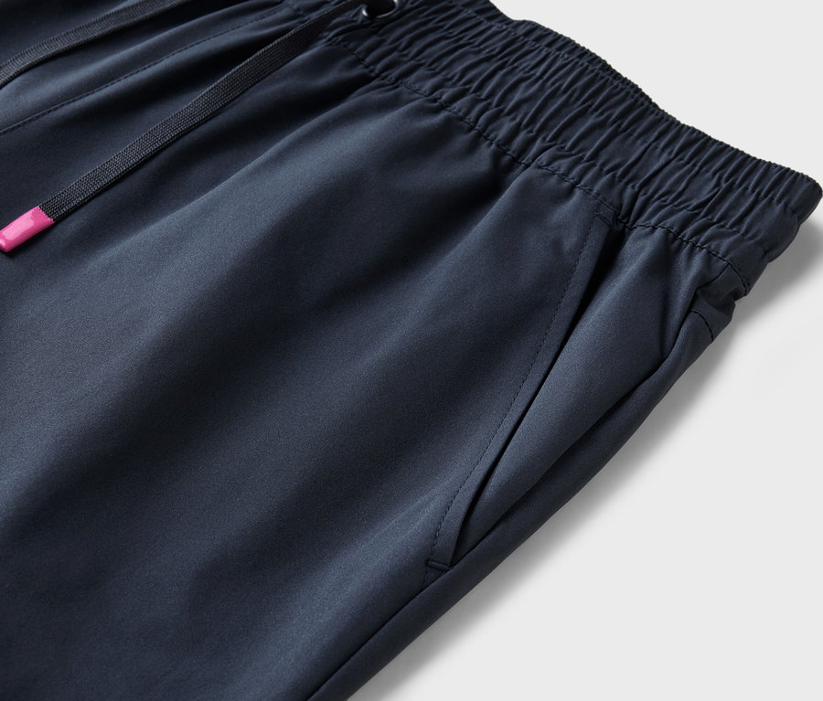 Detailný záber na tmavomodré nohavice s elastickým pásom a šnúrkou