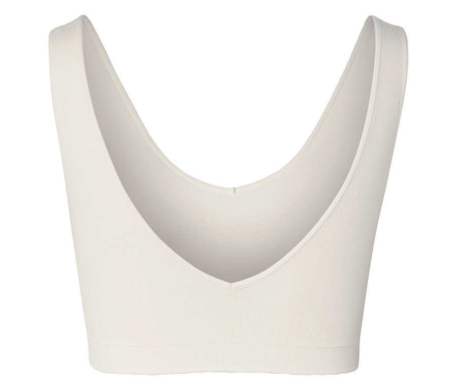 Detailný záber na bielu športovú podprsenku s výstrihom do V.