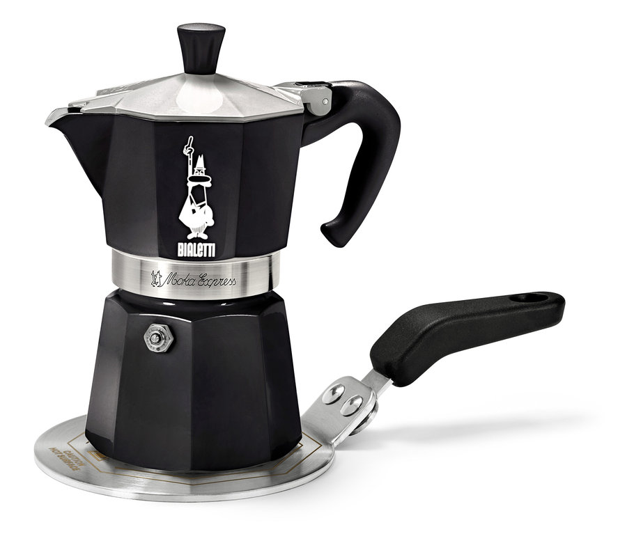 Čierny kávovar Bialetti Moka Express na striebornej varnej doske.