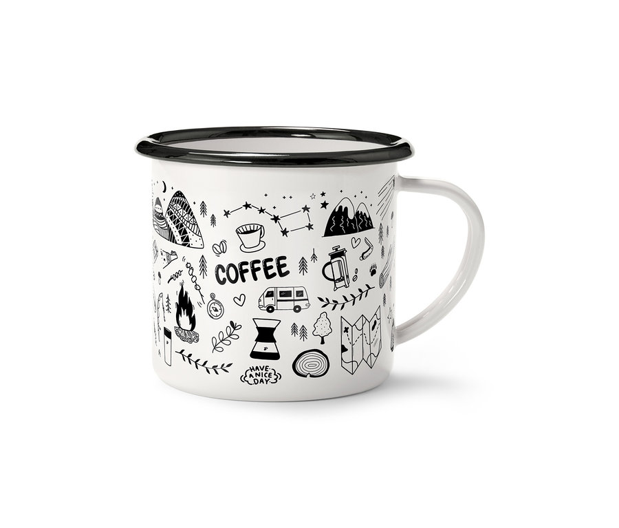 Biely hrnček s čiernym okrajom a uchom, zdobený čiernymi outdoorovými motívmi a nápisom "Coffee".