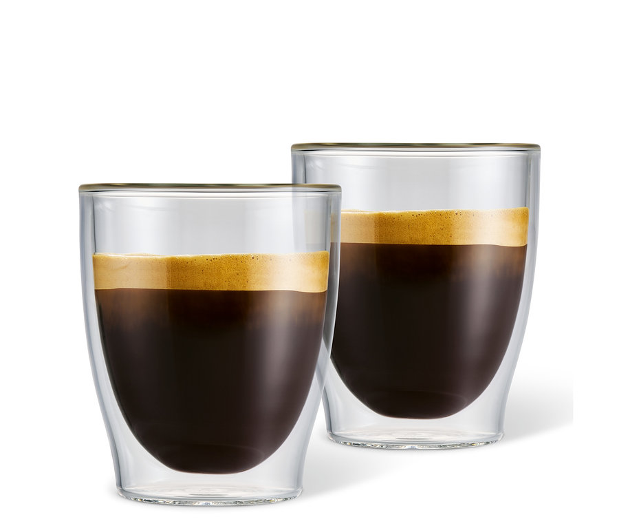 Dve dvojstenné poháre na caffè crema naplnené kávou.