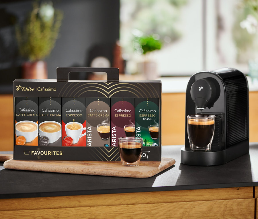 Balenie Cafissimo Favourites Collection s kávovarom a šálkou.