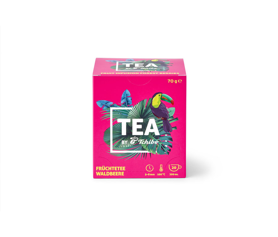 Balenie ovocného čaju TEA by Tchibo s príchuťou lesných plodov - 8 x 20 čajových vrecúšok. Obal je ružový, zdobený tukanmi a tropickými listami.