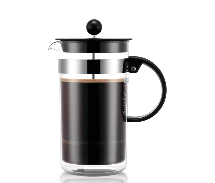 Sklenená kanvica french press Bodum® s objemom 1 l s čiernym kávovým obsahom.