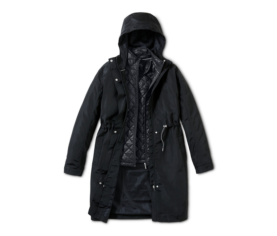 Čierna funkčná parka 3 v 1 a prešívaná bunda. Bunda má kapucňu a zapína sa na zips.