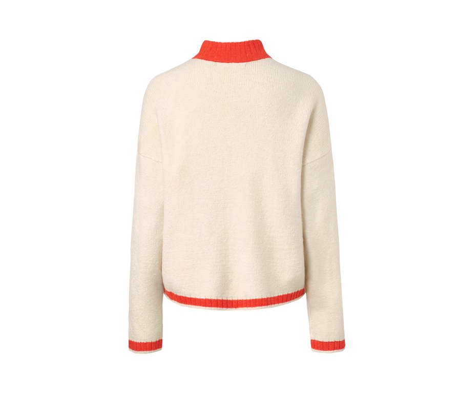 Detail zadnej strany pleteného pulóvra bielo-červenej farby.