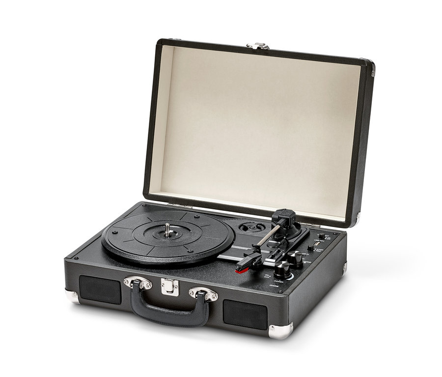 Čierny prenosný retro gramofón s funkciou Bluetooth® s otvoreným vekom.