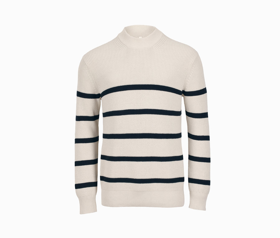 Pletený pulóver s tmavomodrými vodorovnými pruhmi na bielom pozadí.