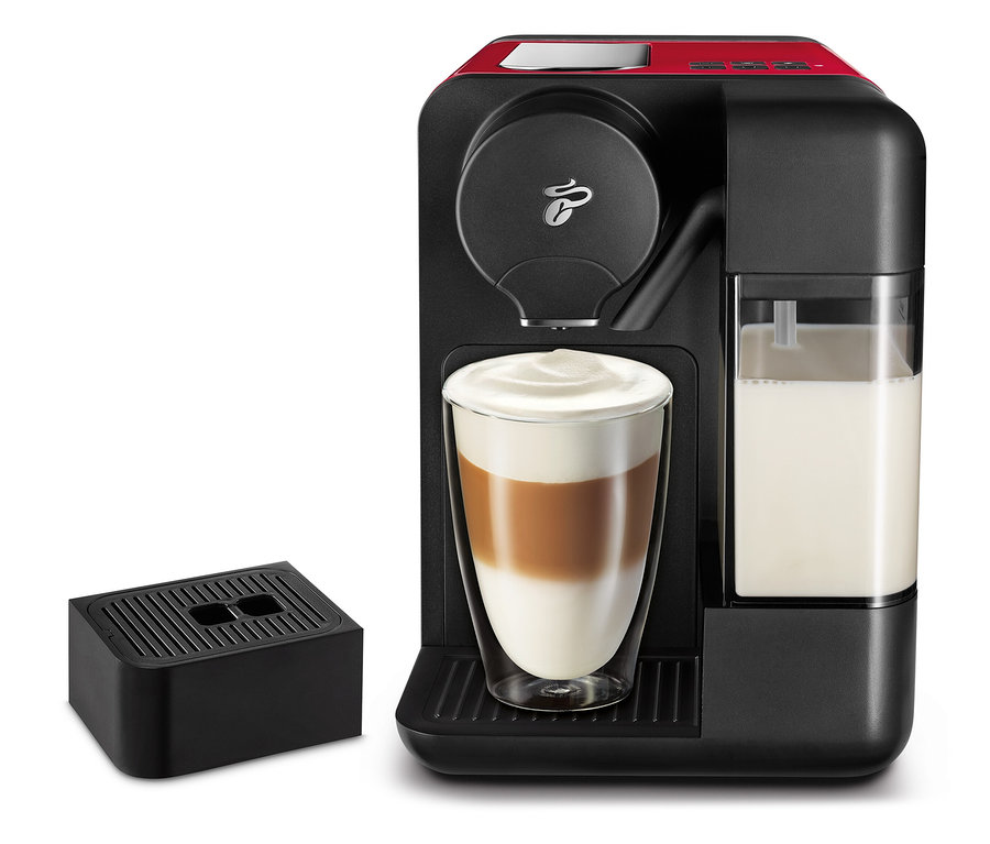 Čierny kávovar Cafissimo milk, červená farba, s kávou a mliekom.