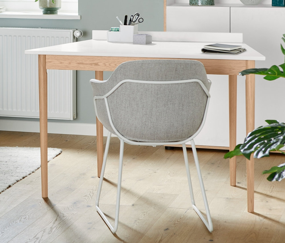 V obývacej izbe stojí modulárna pohovka SCAPA »Berlin«, rohový prvok vpravo a stojacia lampa z kovu, biela.