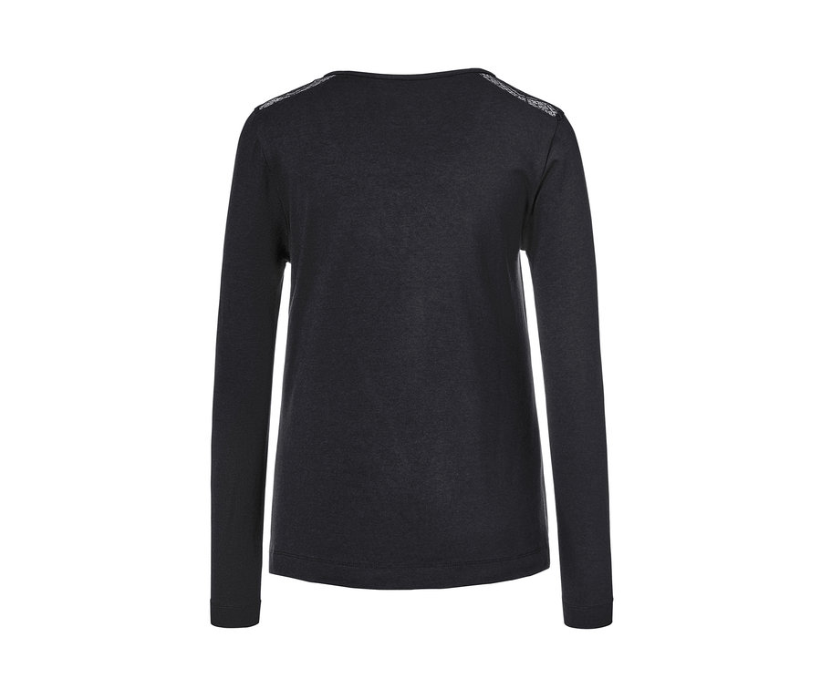 Čierne pyžamo s dlhým rukávom a čipkou na ramenách.