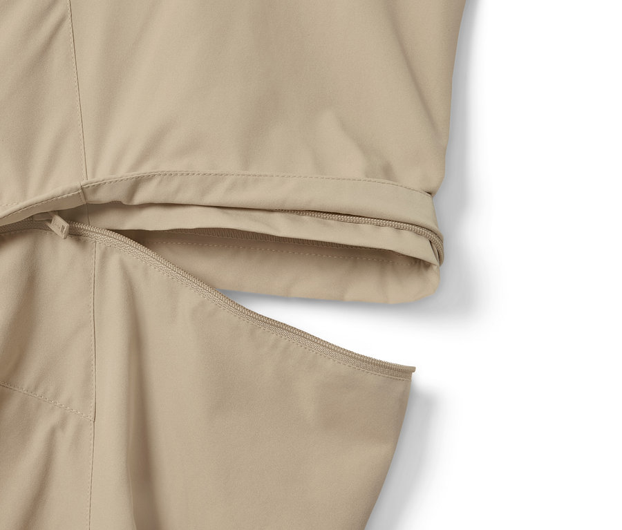 Detail béžových funkčných nohavíc 2 v 1 so zipsom.