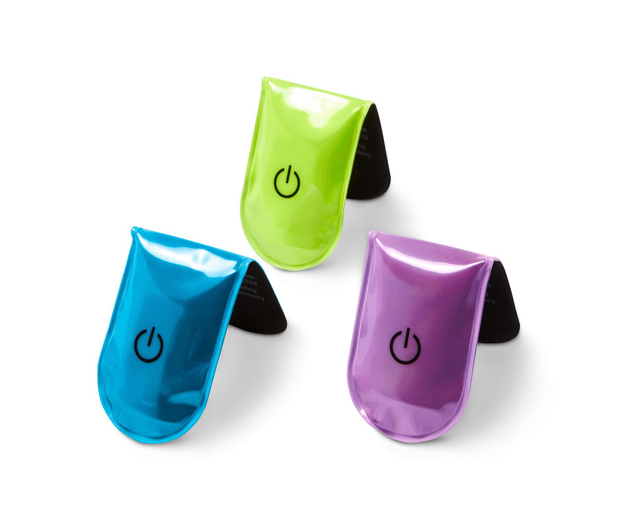 Tri magnetické LED svetlá v zelenej, modrej a fialovej farbe.