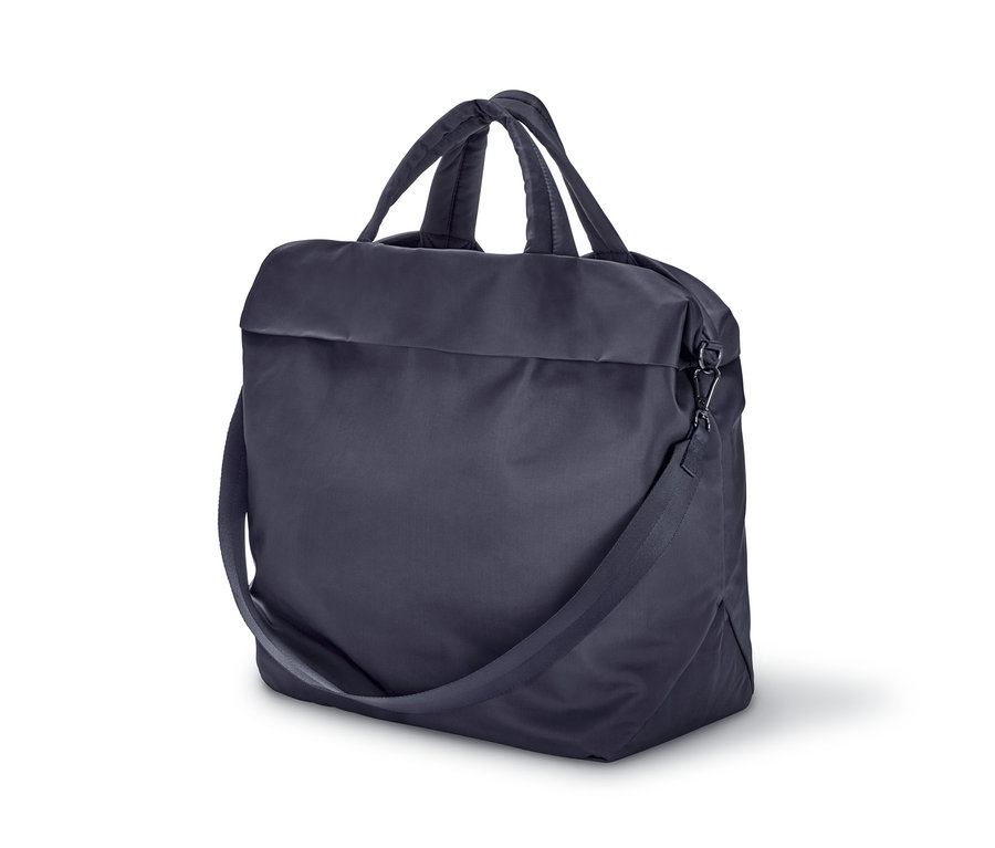 Tmavomodrá športová taška s držadlami a popruhom cez rameno.