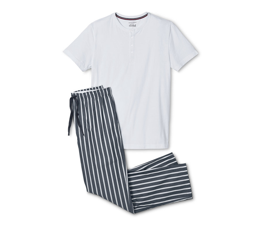 Biele pyžamové tričko s krátkym rukávom a pruhované pyžamové nohavice.