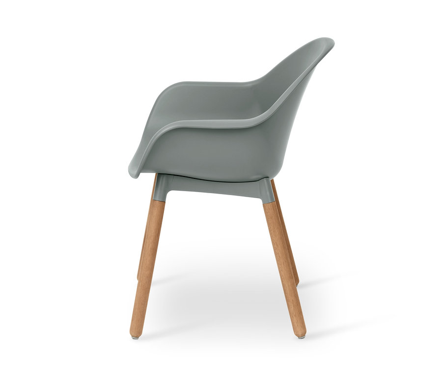 Sivá škrupinová stolička s opierkami na ruky a drevenými nohami.