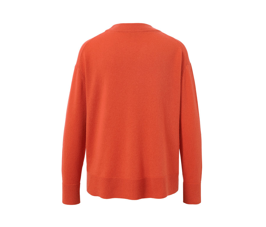 Detail zadnej strany oranžového pulóvra z jemnej pleteniny s kašmírom.