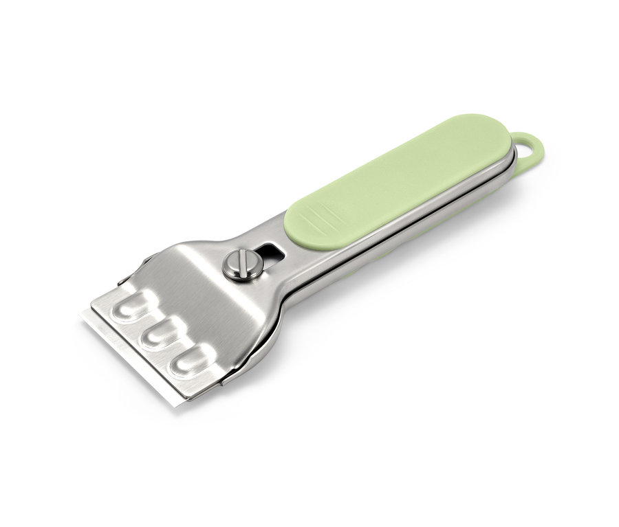 Čistiaca škrabka so striebornou kovovou čepeľou a svetlozelenou rukoväťou.