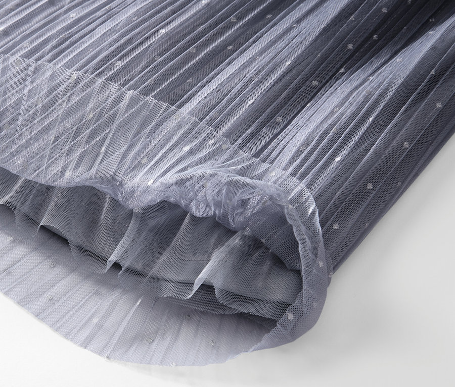 Detail plisovanej tylovej sukne s farebným prechodom.