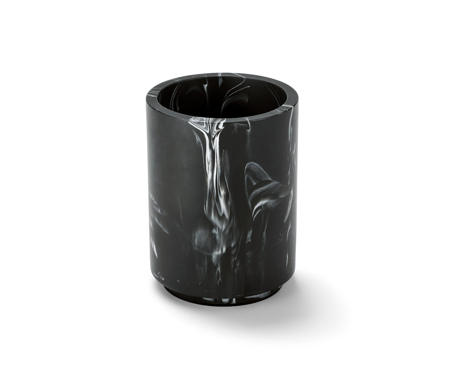 Mramorovaná nádobka v čiernobielom prevedení.