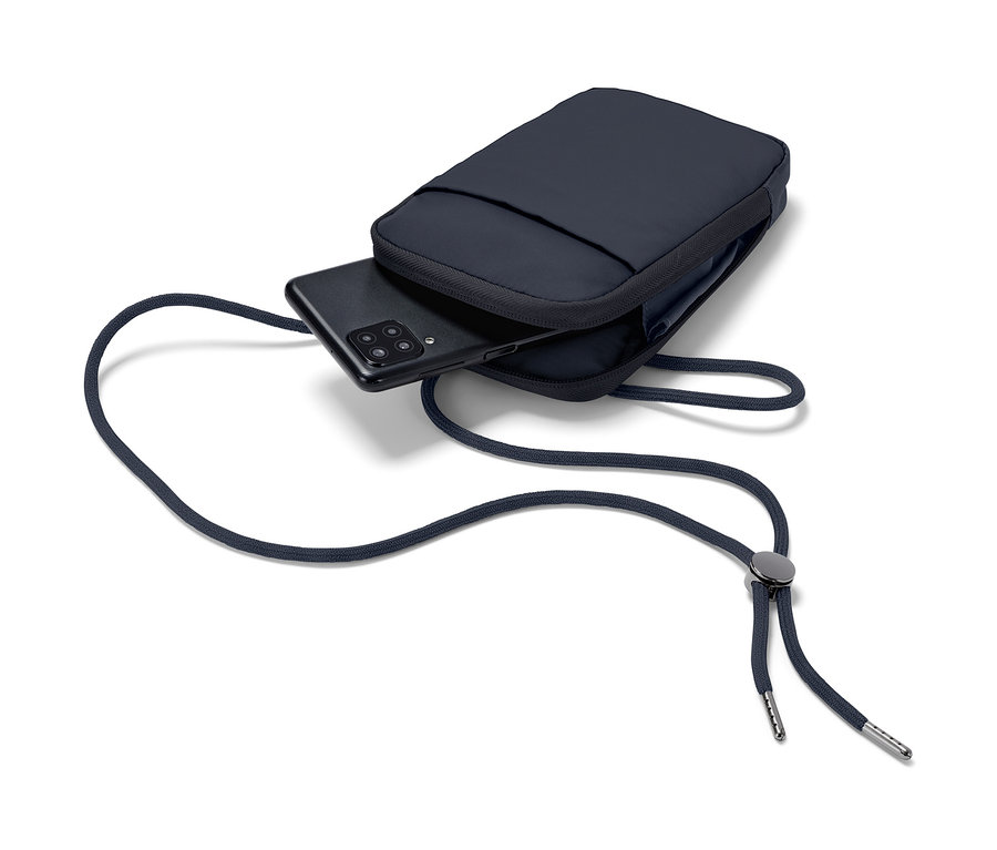 Tmavomodré puzdro na mobil chrániace proti mrazu s čiernym mobilným telefónom vnútri.