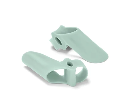 Dva svetlozelené chrániče na hallux valgus.
