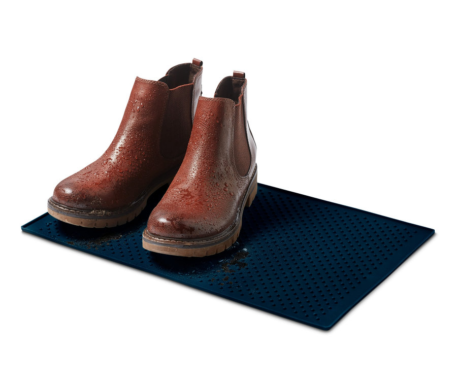 Dve hnedé kožené topánky stoja na modrej podložke pod misku na kŕmenie.