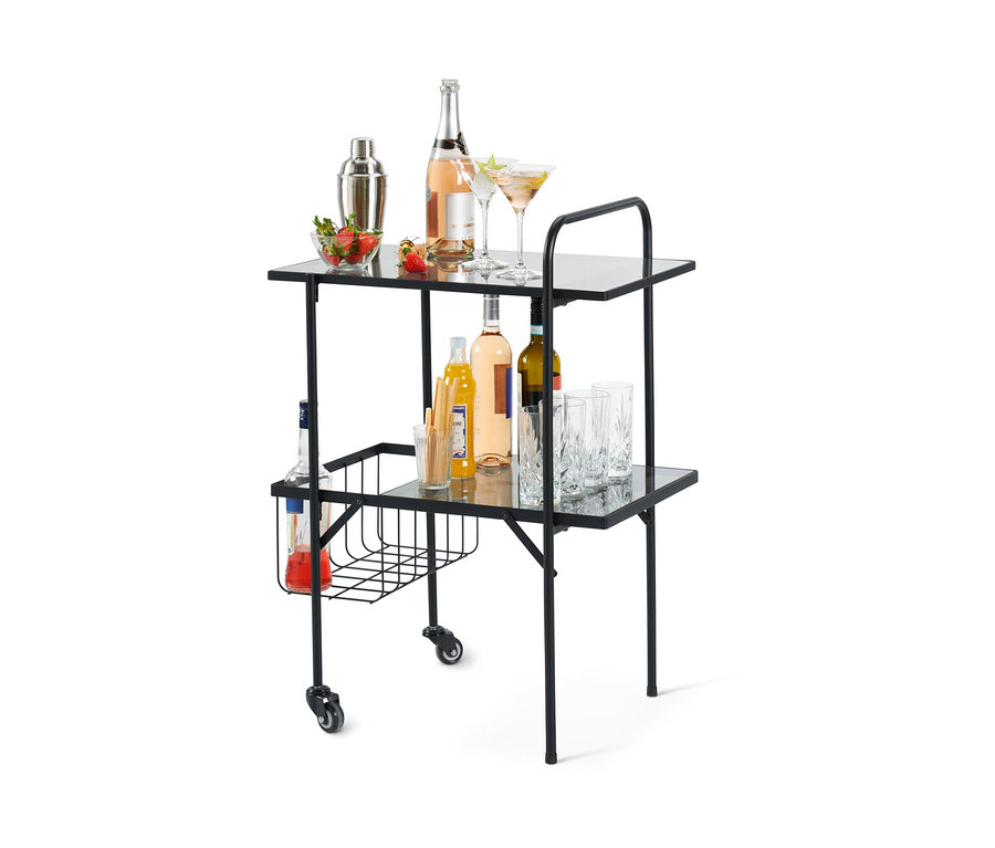 Dvojposchodový čierny servírovací vozík s nápojmi a pohármi.