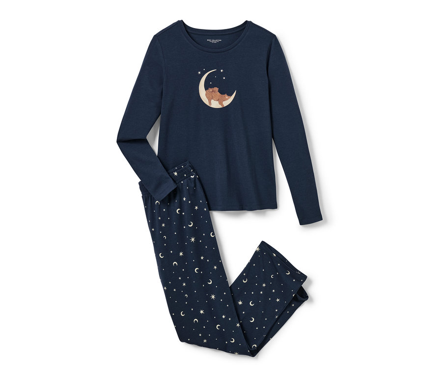 Tmavomodré pyžamo s potlačou medveďov na mesiaci a hviezd na nohaviciach.