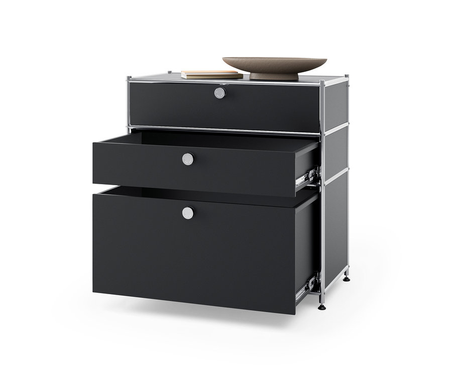 Čierna kovová komoda »CN3« s 3 zásuvkami, dve otvorené.