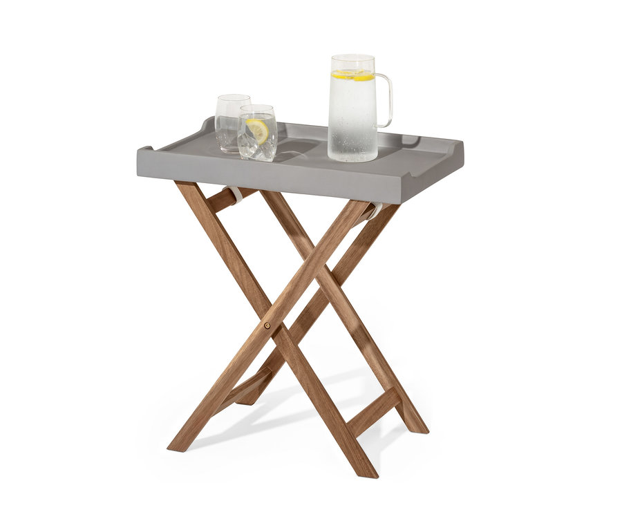 Na sivom skladacom stolíku stojí džbán s vodou a dva poháre s citrónom.