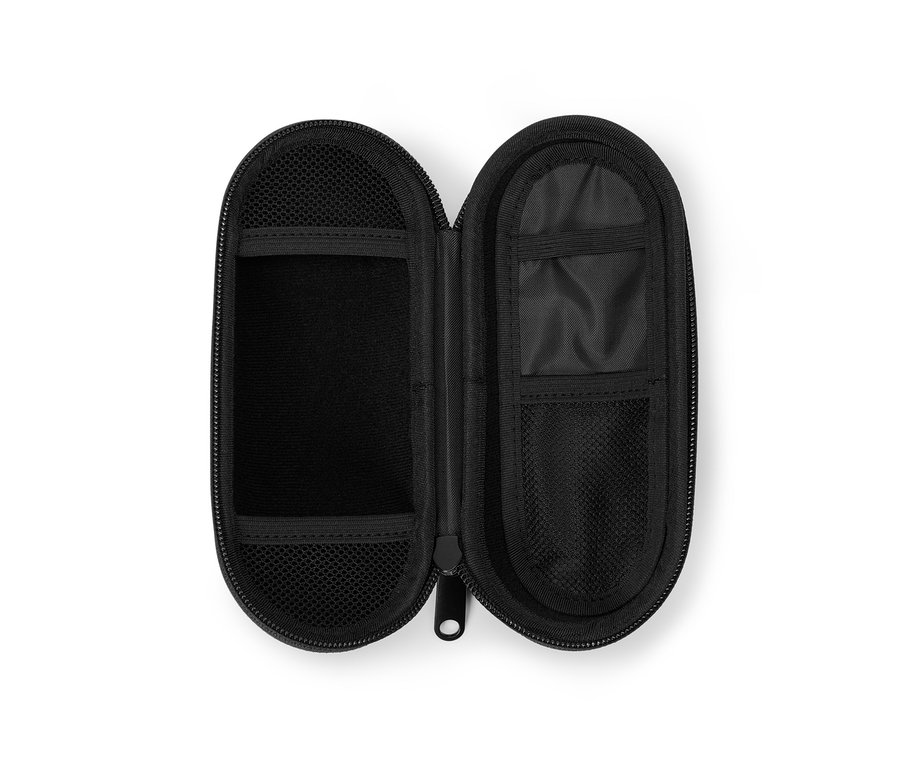 Otvorený čierny Box do držiaka na fľaše na bielom pozadí.